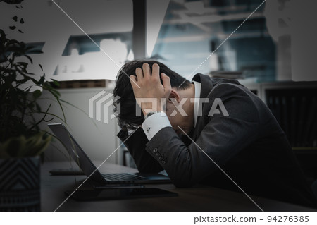 shocked man in office 94276385