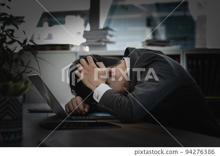 shocked man in office 94276386