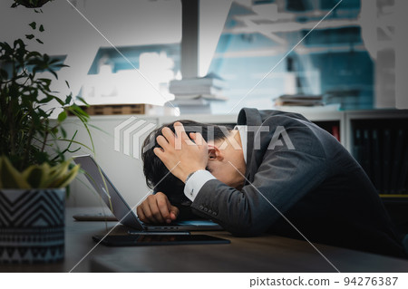 shocked man in office 94276387