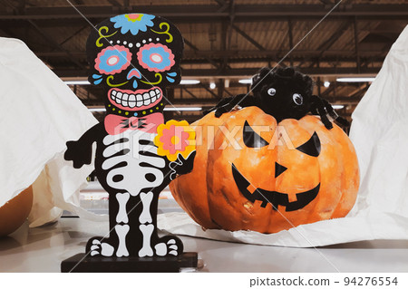 Decorations for Halloween and Day of the Dead in Mexico. Skeleton and fresh pumpkins. Scary decor to celebrate Dia Los Muertos. Decorations for Halloween and Day of the Dead in Mexico. Skeleton and fresh pumpkins. Scary decor to celebrate Dia Los Muertos. 94276554