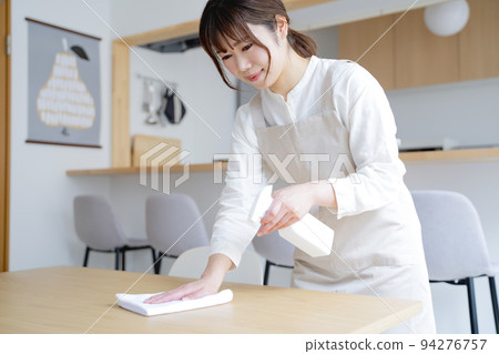 擦桌子的婦女 94276757