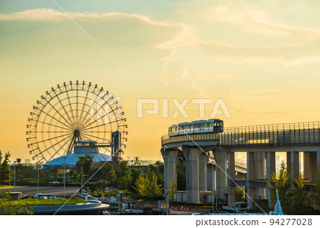 <<Aichi Prefecture>> Nagakute City Ferris wheel and Linimo at Aichi Expo Commemorative Park (Morikoro Park) dyed in the setting sun 94277028