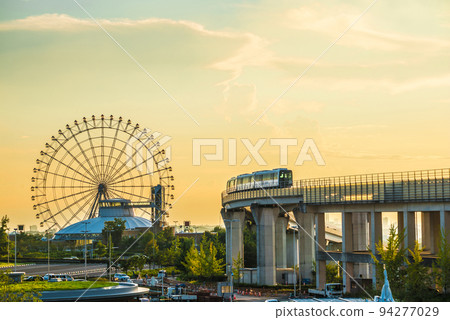<<Aichi Prefecture>> Nagakute City Ferris wheel and Linimo at Aichi Expo Commemorative Park (Morikoro Park) dyed in the setting sun 94277029
