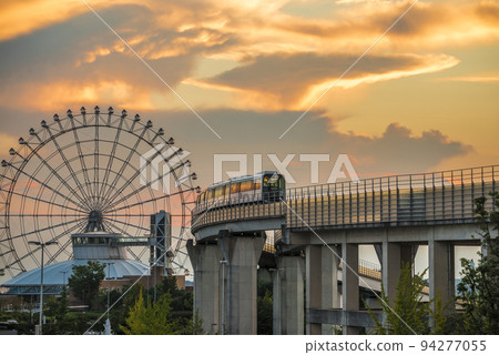 <<愛知縣>> 愛知世博紀念公園（森子公園）的長手市摩天輪和 Linimo 被夕陽染紅 94277055
