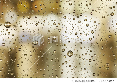 夜城倒映在多雨的玻璃窗中 夜城倒映在多雨的玻璃窗中 94277367