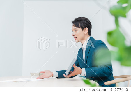 商人在平板電腦上提出建議 商人在平板電腦上提出建議 94277440