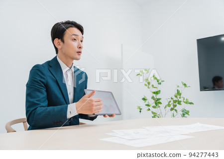 Businessman making a proposal on a tablet Businessman making a proposal on a tablet 94277443