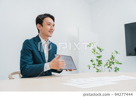 商人在平板電腦上提出建議 94277444