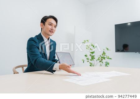 商人在平板電腦上提出建議 94277449