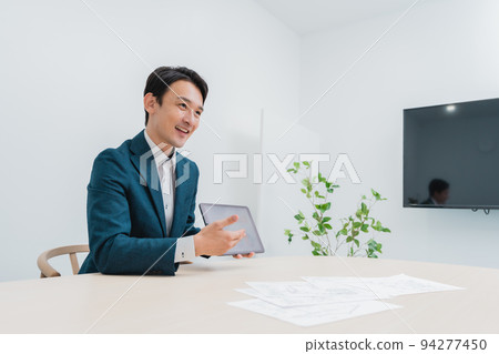 Businessman making a proposal on a tablet 94277450
