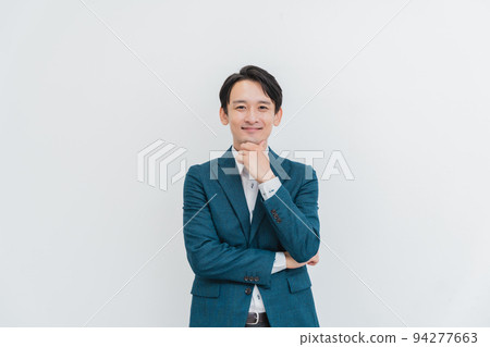白色背景上的商人 94277663