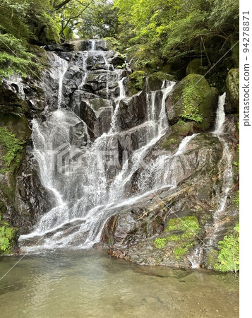 瀑布與美麗的水 94278871