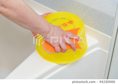 【中層家庭主婦清洗衛生間洗臉盆】 【中層家庭主婦清洗衛生間洗臉盆】 94280066