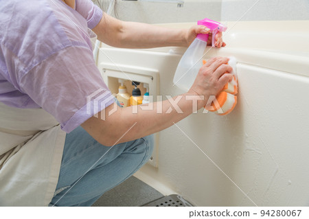 [中間家庭主婦用噴霧和泡沫清洗浴缸] 94280067