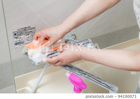 [Middle housewife cleaning the bath with foam faucet] 94280071