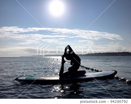 SUP yoga in the sea 94280792