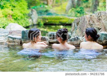 與朋友在露天浴池沐浴的形象 94281786
