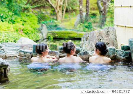 與朋友在露天浴池沐浴的形象 與朋友在露天浴池沐浴的形象 94281787