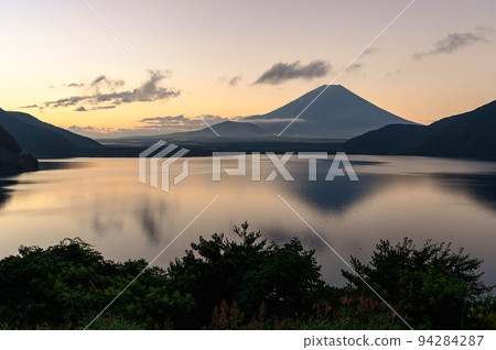 (Yamanashi Prefecture) Superb view of upside-down Mt. Fuji seen from Lake Motosu in the early morning (Yamanashi Prefecture) Superb view of upside-down Mt. Fuji seen from Lake Motosu in the early morning 94284287