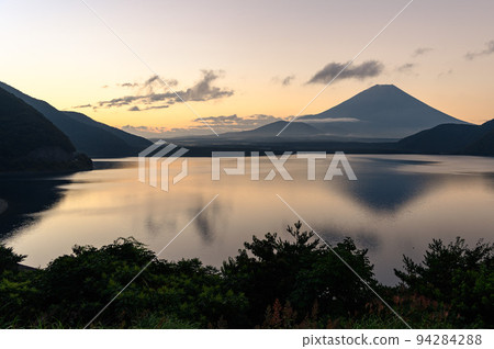 (Yamanashi Prefecture) Superb view of upside-down Mt. Fuji seen from Lake Motosu in the early morning (Yamanashi Prefecture) Superb view of upside-down Mt. Fuji seen from Lake Motosu in the early morning 94284288