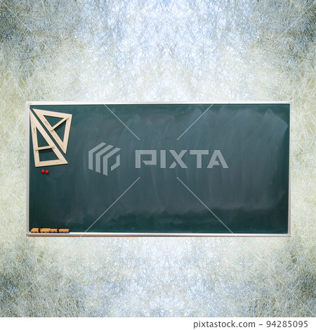 A blackboard 94285095