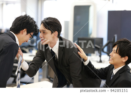 Boss grabbing junior's necktie and interrogating him_2 94285151