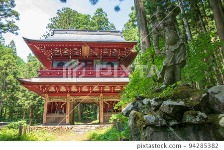 Kashozan Mirokuji Temple near the main gate, standing statue, early summer scenery 94285382