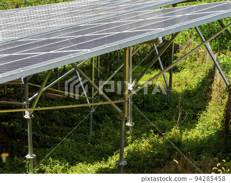 安裝在斜坡上的太陽能電池板和支架 安裝在斜坡上的太陽能電池板和支架 94285458