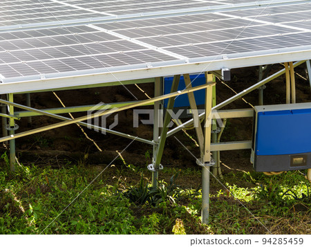 安裝在斜坡上的太陽能電池板和支架 安裝在斜坡上的太陽能電池板和支架 94285459