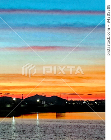 "Sunrise" watercolor style that shines golden in the reservoir 94285889
