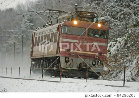 北陸本線椿本栗良JR貨運EF81-27(富山) 北陸本線椿本栗良JR貨運EF81-27(富山) 94286203