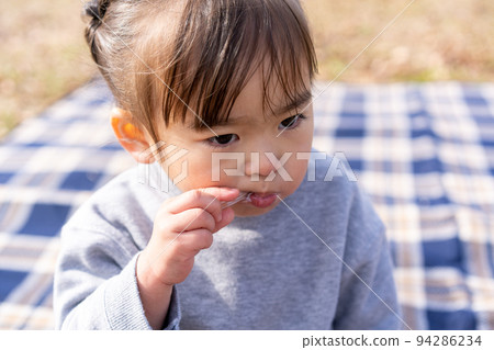野餐時吃冰淇淋的女孩 94286234
