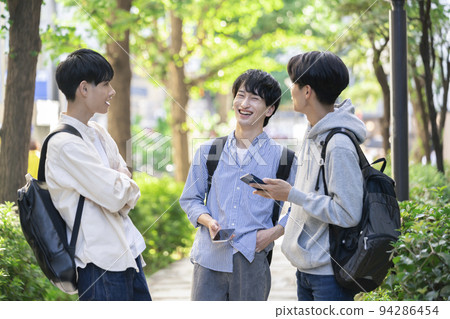 三名男大學生微笑交談的形象 94286454
