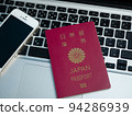 電腦、智能手機和護照 94286939