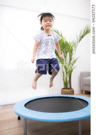 5歲女孩跳蹦床 94287573