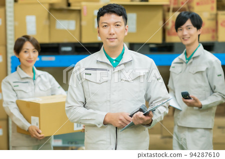 A large man working in a distribution warehouse 94287610