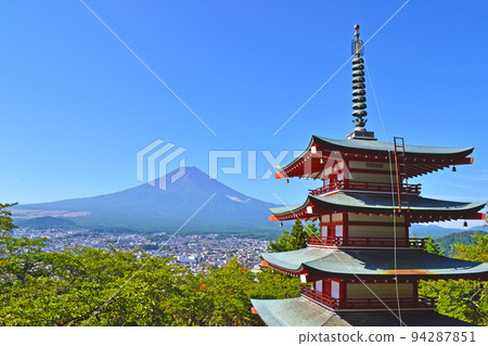 藍天下被櫻花綠葉和藍色富士山環繞的五層寶塔 94287851