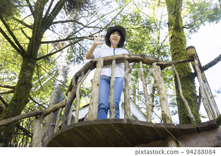 girl playing in tree house girl playing in tree house 94288084