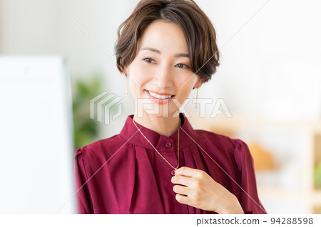 穿著配飾的中間女人 94288598