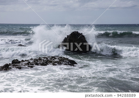 Large waves 94288889