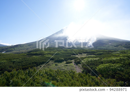 Daisetsuzan Asahidake is emitting smoke due to volcanic activity 94288971