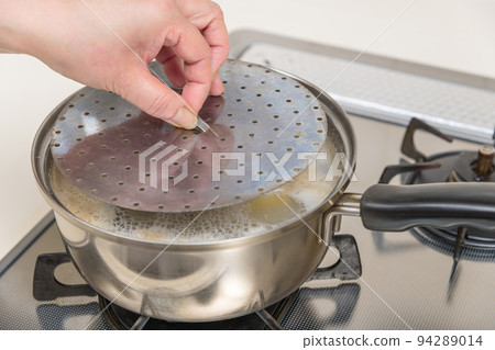 【竹筍焯水，撈出不灑，蓋上鍋蓋，煮開】 94289014