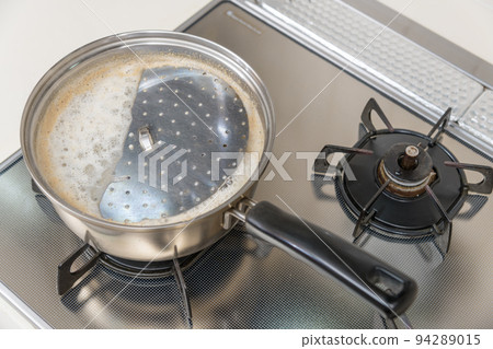 [Boil the bamboo shoots, remove them so that they do not spill, cover them, and boil them] 94289015