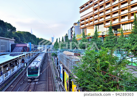 A passing train on the Saikyo Line seen from JR Harajuku Station A passing train on the Saikyo Line seen from JR Harajuku Station 94289303