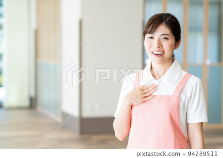 Carer woman hospital helper carer 94289511