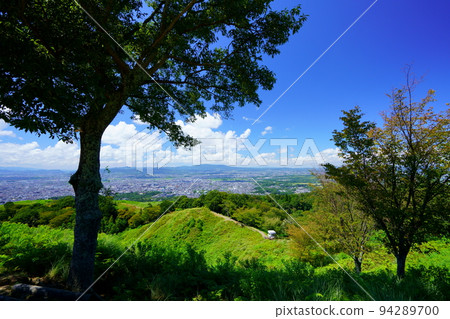 秋高氣爽的若草山頂和山間小道全景 94289700