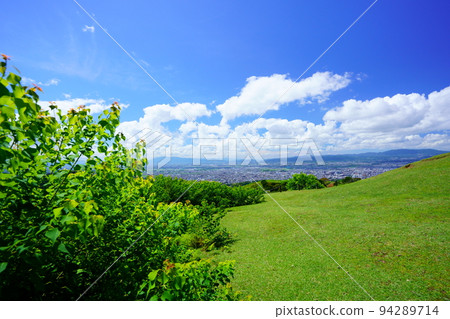 A panoramic view of the refreshing autumn summit of Mt. Wakakusa and the Nara Basin 94289714