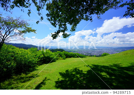 秋高氣爽的若草山山頂和奈良盆地全景 秋高氣爽的若草山山頂和奈良盆地全景 94289715