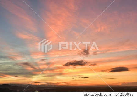 日出前在天空中繪製的五顏六色的光線 日出前在天空中繪製的五顏六色的光線 94290083