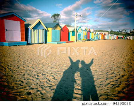 在布萊頓海灘玩樂的人們的影子 在布萊頓海灘玩樂的人們的影子 94290088